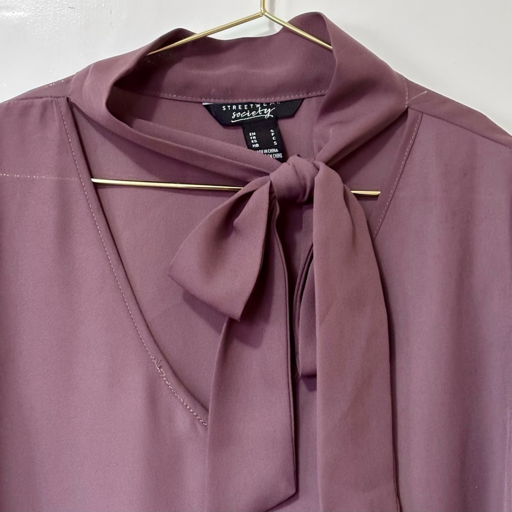 Streetwear Society| Mauve V-Neck Lightweight Blouse with Neck Bow Detail Sz S - Picture 2 of 4